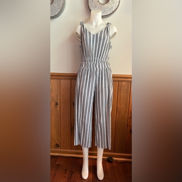 Outfit, wide leg pants with matching tank, dressy casual, white, black, grey - Picture 8 of 10